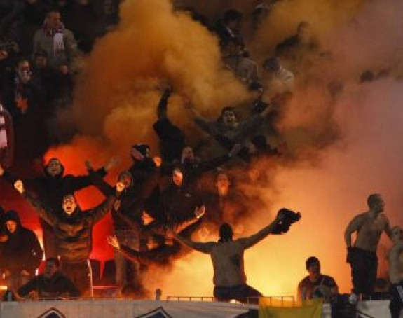 Video: Hrvatski huligani krali pivo, pa zapalili zgradu i stadion!
