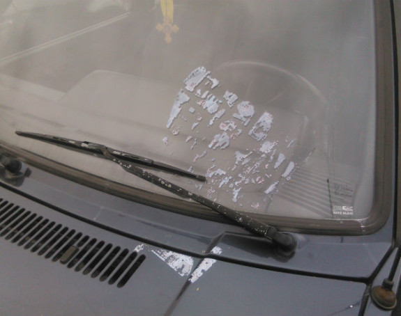 Leci na vozilima na parkingu Vlade i RTRS