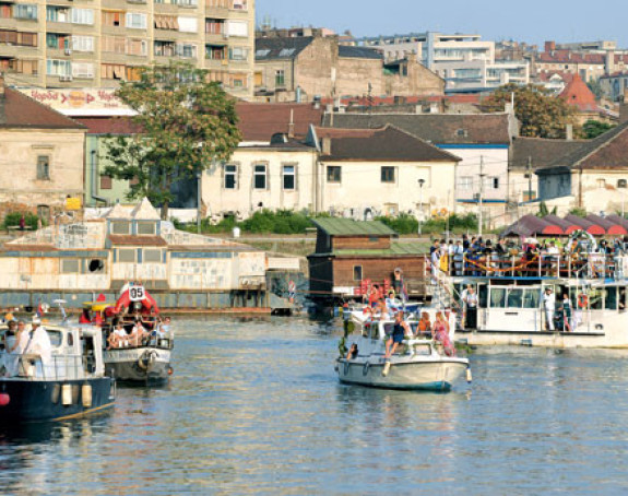 Beograd: Prevrnuo se pun čamac ljudi