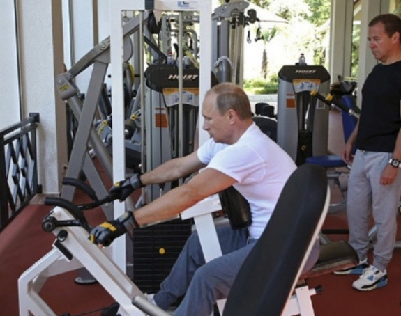 Putin i Medvedev pokazali mišiće