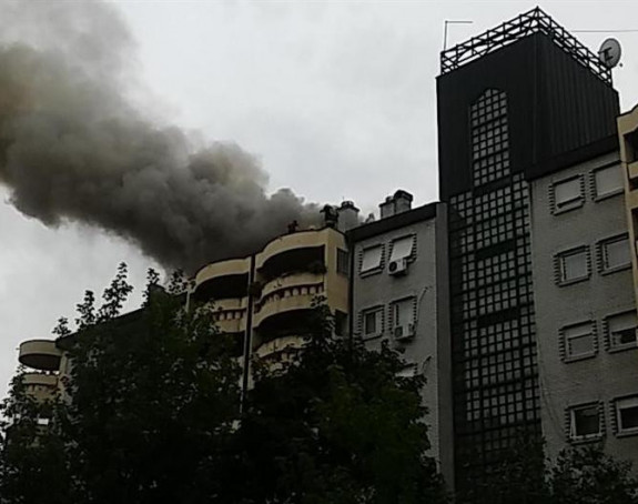 Požar u Beogradu, vatrogasci sijeku krov
