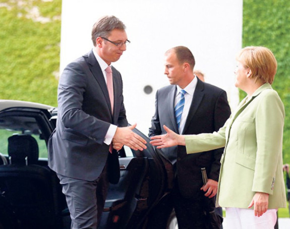 Vučić danas u Berlinu sa Merkeolovom 