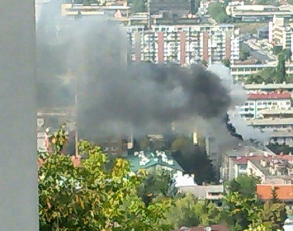 Експлозија у Сарајеву: Гори стан и кров зграде