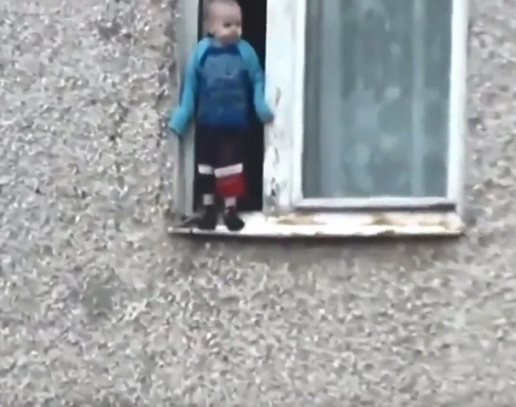 Dječak se igrao na prozoru sedmog sprata
