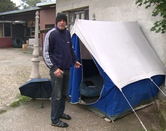 Ratko Golijanin nakon požara živi u šatoru