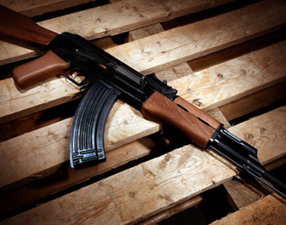 Sa kalašnjikovim i heklerom u prodavnicu