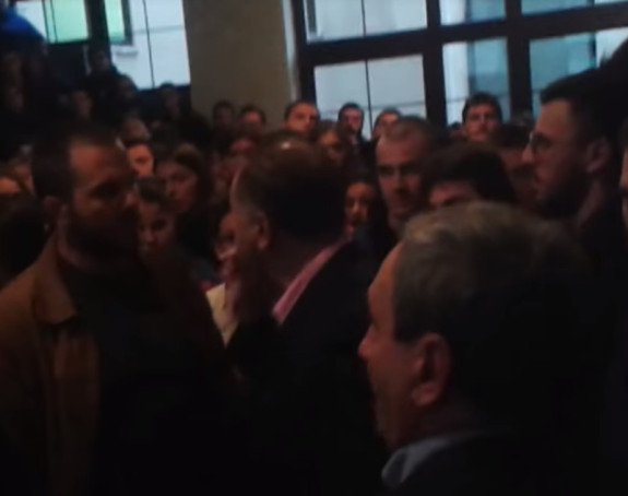 Studenti razvalili vrata i napali dekana