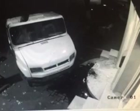 Tri tone izmeta na sjedište vladajuće partije
