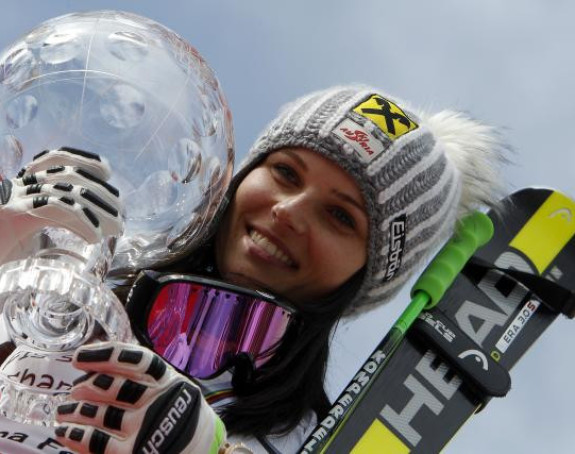 Фенингер повредила колено, пребачена у болницу!