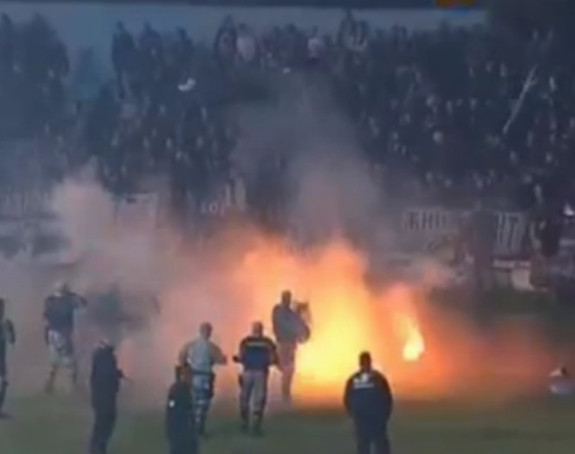 Video: ''Grobari'' bijesni, letjele stolice i baklje na teren u Jagodini!