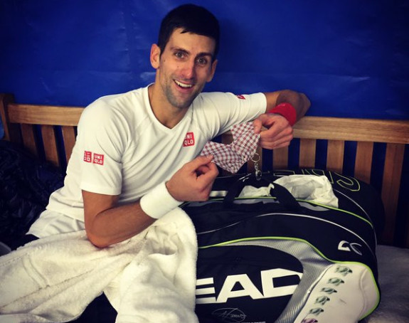 Novak najzad prihvatio "baksuzni" poklon!