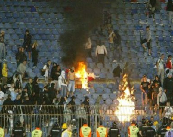 Navijači Vojvodine zapalili stolice na stadionu Partizana