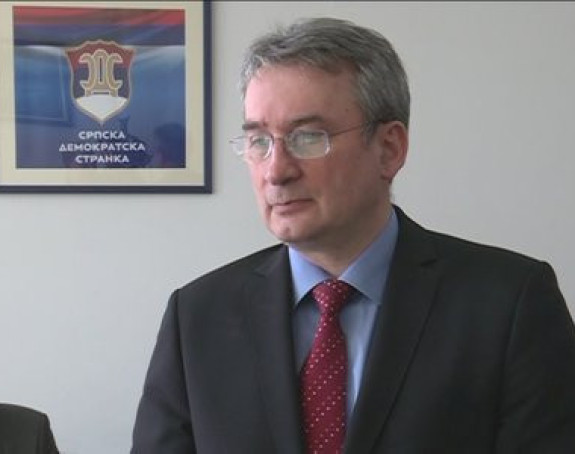 Босић: Нисмо угрожени споља,него од власти изнутра