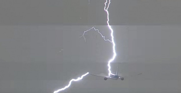 Pri polijetanju avion udario grom