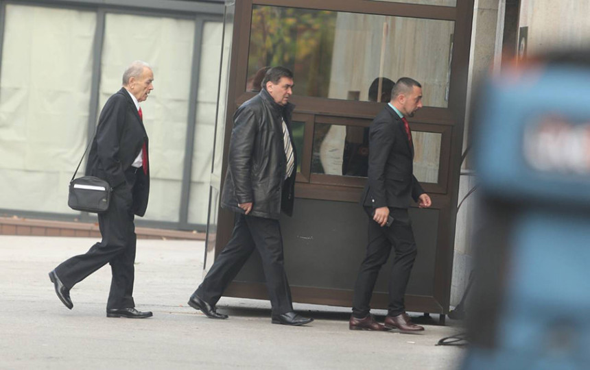 Kod Dodika na sporedni ulaz 