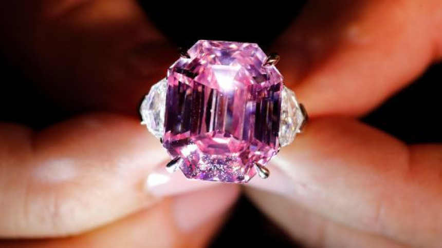Ружичасти дијамант продат за 50 милиона долара
