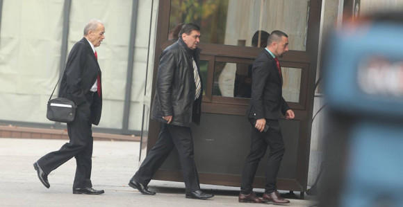 Kod Dodika na sporedni ulaz 