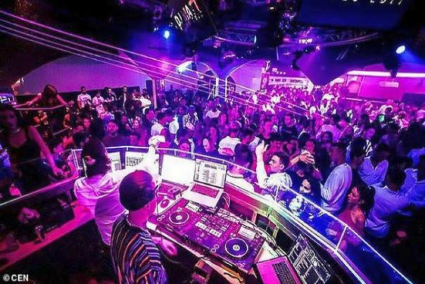 Tinejdžerka se porodila na plesnom podijumu noćnog kluba!