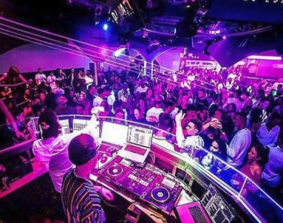 Tinejdžerka se porodila na plesnom podijumu noćnog kluba!