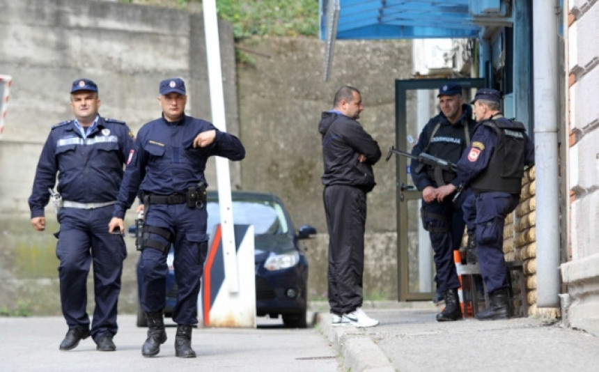 Jedan poginuli i 25 povrijeđenih policajaca