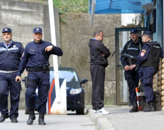 Jedan poginuli i 25 povrijeđenih policajaca