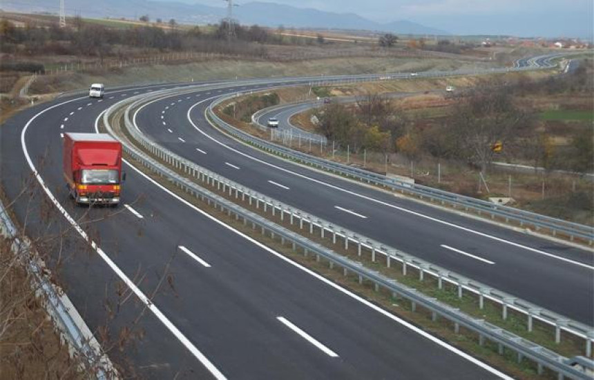 Oprez zbog vlažnih kolovoza i poledice