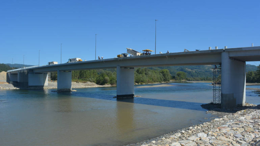 Мост завршен али се не користи
