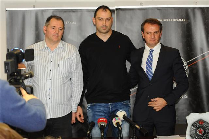 Čanku dvije i po godine ugovora!