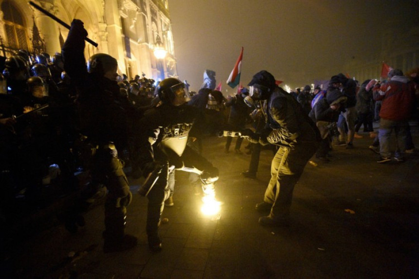 Protest radnika, bačen suzavac  