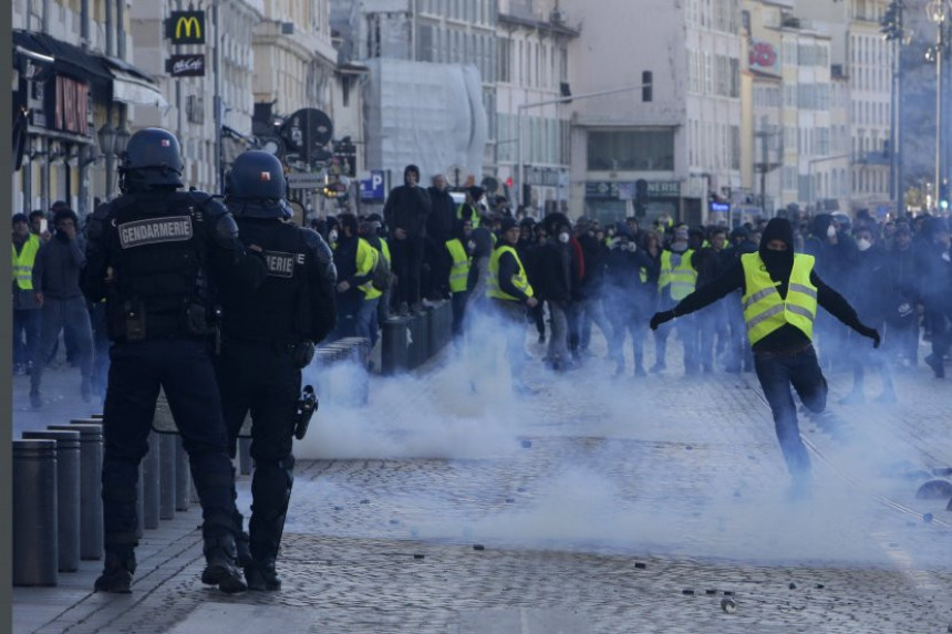 Pariz: I sutra 8.000 policajaca