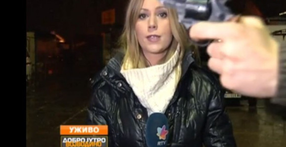 Pred kamerama pištoljem na novinarku