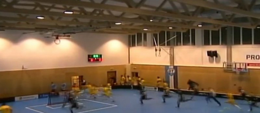 Video: Djeca igrala hokej, krov počeo da krcka... !