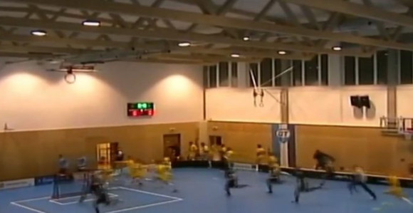 Video: Djeca igrala hokej, krov počeo da krcka... !