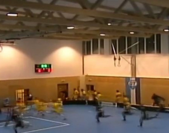 Video: Djeca igrala hokej, krov počeo da krcka... !