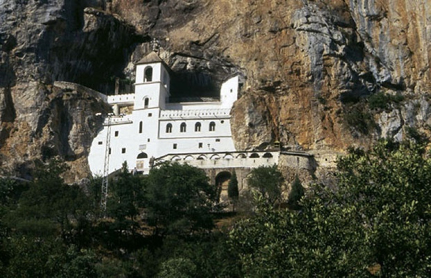 Crnogorci otimaju Ostrog od SPC