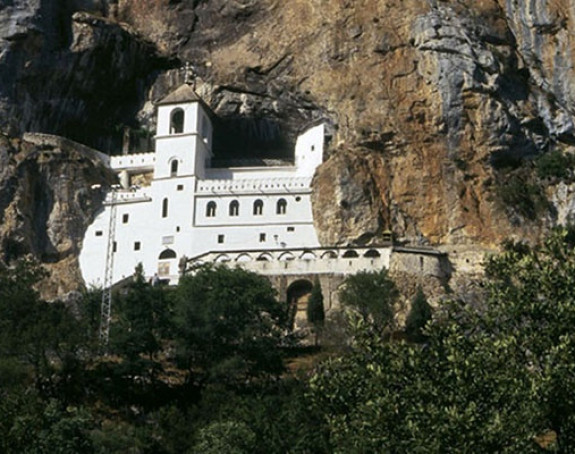 Crnogorci otimaju Ostrog od SPC