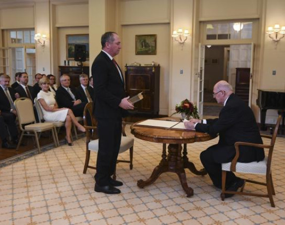 Premijer zabranio seks sa osobljem!