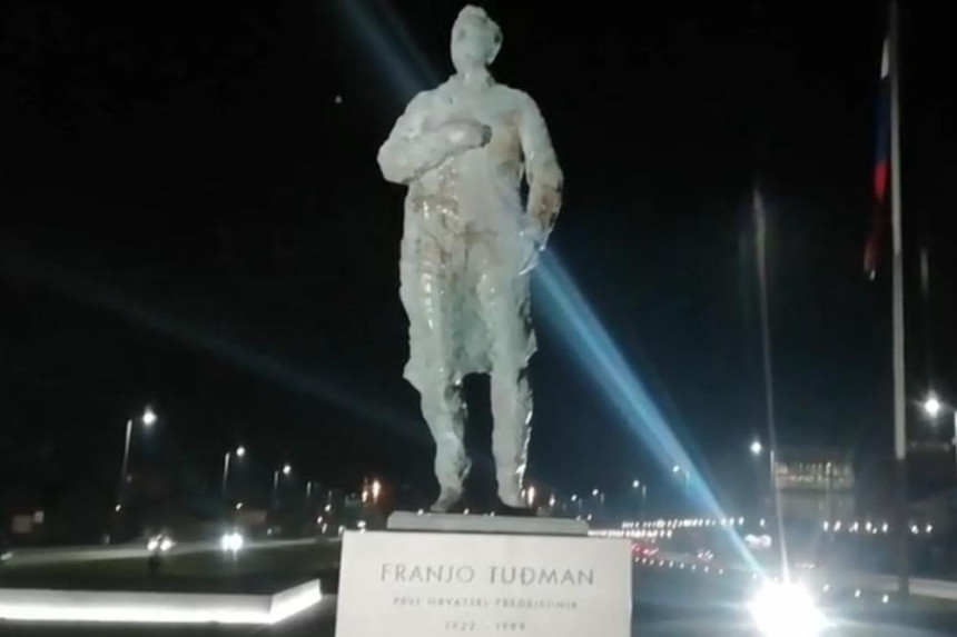 Spomenik Tuđmanu gađan jajima 