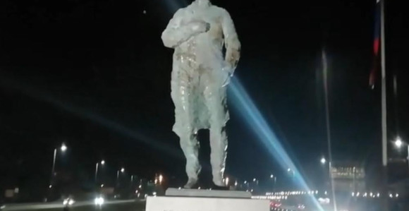 Spomenik Tuđmanu gađan jajima 