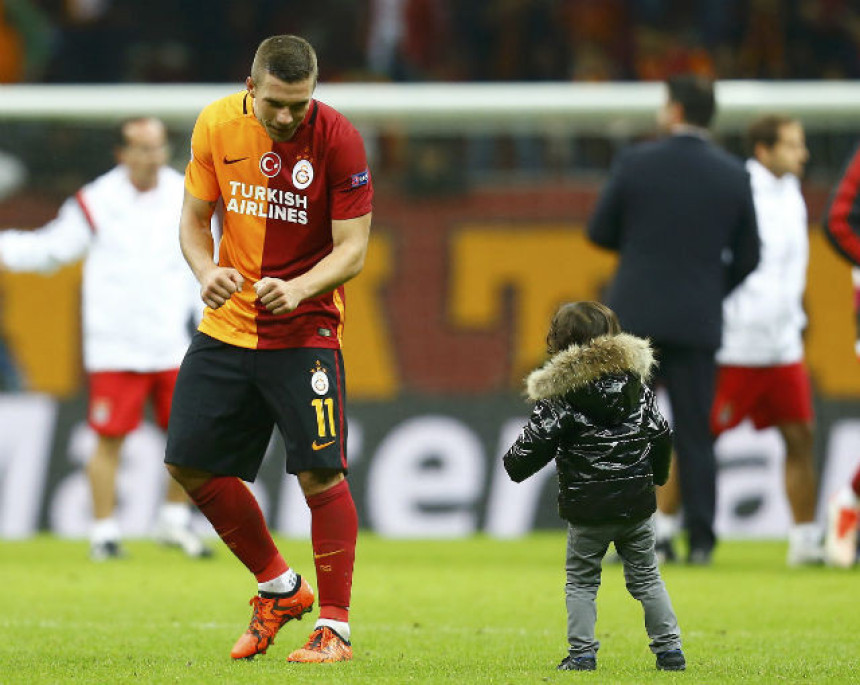 Podolski hoće da bježi iz Turske! Ali, bukvalno!