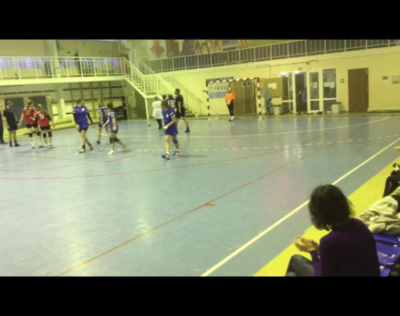 Video: Nogom na glavu iz sve snage - bezumlje, rukomet ili MMA?!