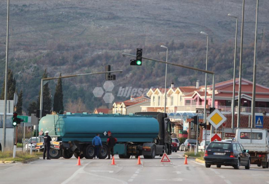 Цистерна остала блокирана на путу