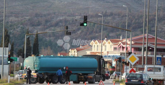 Cisterna ostala blokirana na putu