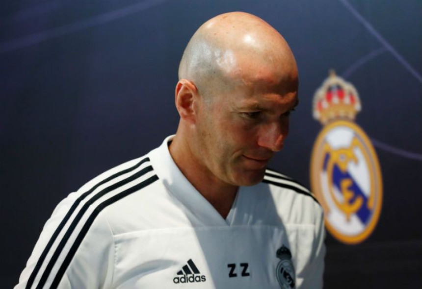 Новинари се баш ужелели Зидана...