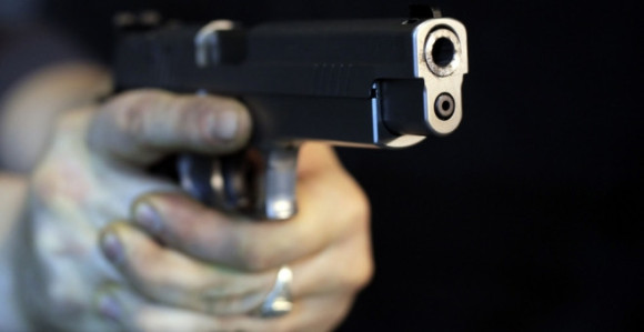 Izrešetan momak ispred majčine kuće!