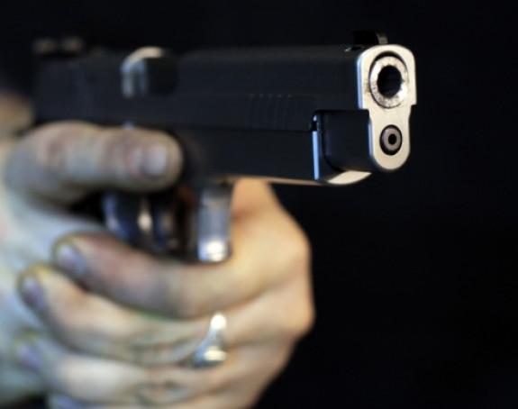 Izrešetan momak ispred majčine kuće!