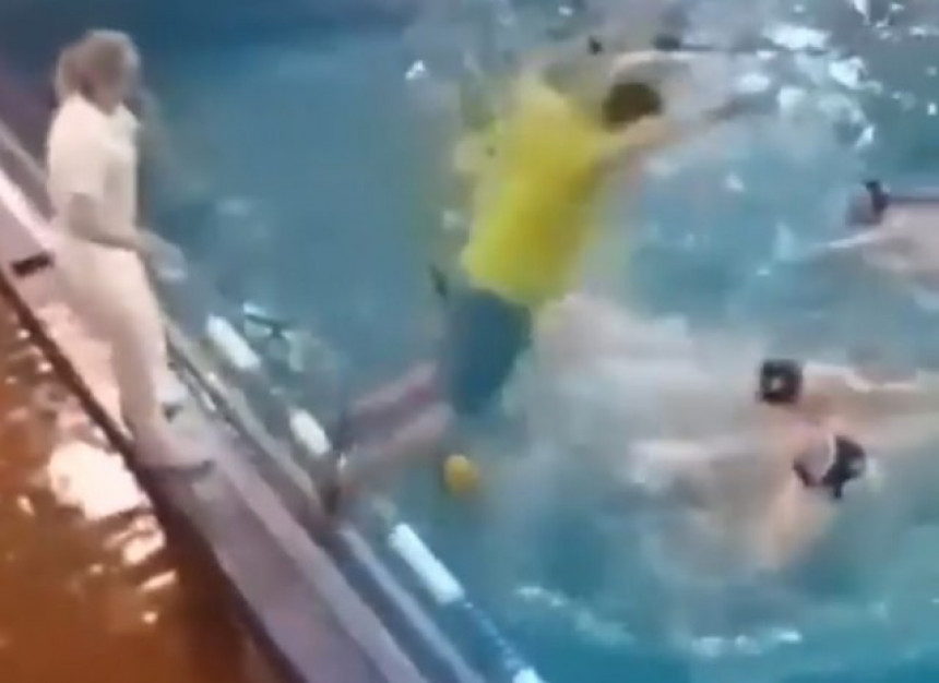 Хаос у базену – тренер "скочио на главу" играчу!