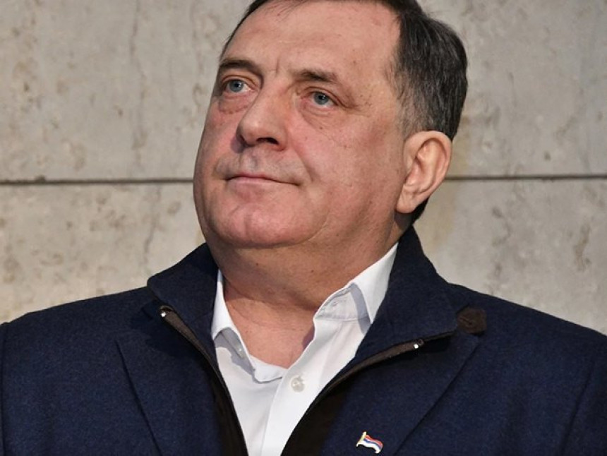 Dodik ide da poljubi ruku papi