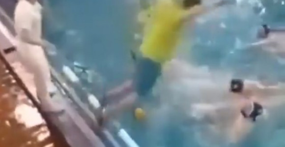 Haos u bazenu – trener "skočio na glavu" igraču!