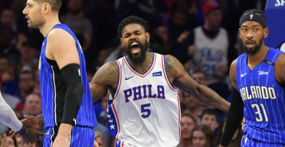 Amir Džonson kažnjen! Koristio telefon na utakmici!